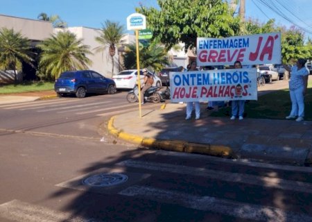 ENFERMEIROS PROTESTAM EM DOURADOS POR PISO SALARIAL