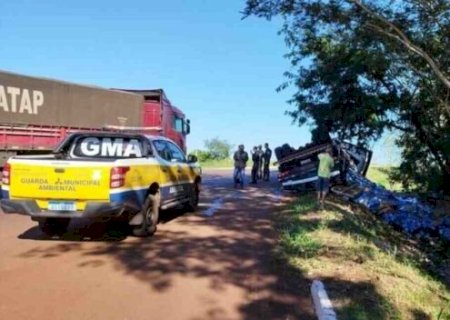 CARGA DE CERVEJA FICA ESPALHADA APÓS CARRETA TOMBAR NO ANEL VIÁRIO