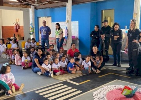 GELADEIRA LITERÁRIA: PROJETO DESENVOLVIDO EM PRESÍDIO TAMBÉM LEVA LITERATURA A ESCOLAS INFANTIS