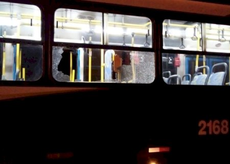 ÔNIBUS DE TRANSPORTE PÚBLICO É APEDREJADO PRÓXIMO DE PRAÇA EM DOURADOS