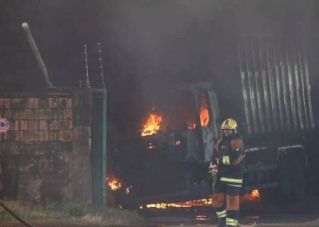 INCÊNDIO DESTRÓI DEPÓSITO DE CAMINHÕES E PREJUÍZO CHEGA A R$ 7 MILHÕES