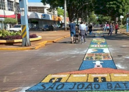 FIÉIS CATÓLICOS SE REÚNEM PARA CELEBRAÇÃO DO CORPUS CHRISTI