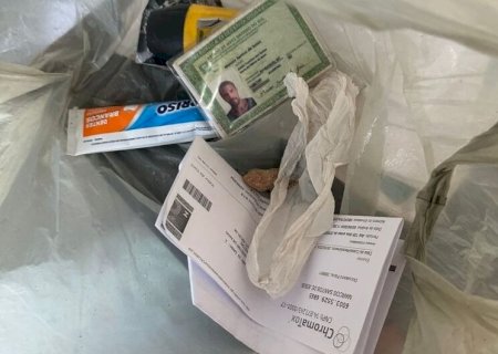 HOMEM É PRESO AO SER FLAGRADO VENDENDO DROGAS EM PRAÇA CENTRAL