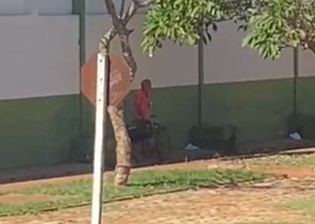 HOMEM É PRESO APÓS SE MASTURBAR EM PRAÇA PÚBLICA