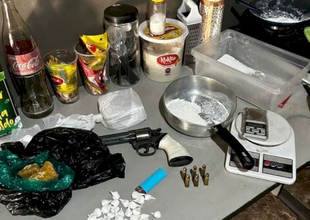 TRÊS HOMENS SÃO PRESOS SUSPEITOS DE DISTRIBUIÇÃO DE DROGAS NA VILA CACHOEIRINHA