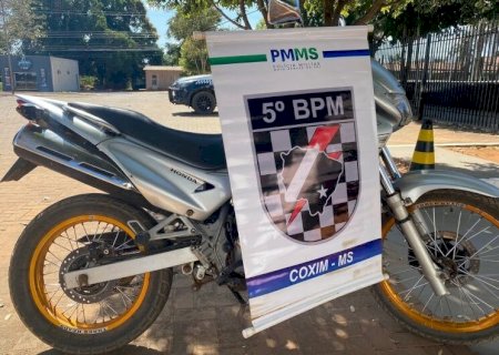 MOTOCICLISTA SEM CARTEIRA DE HABILITAÇÃO É PRESO POR DIREÇÃO PERIGOSA E DESOBEDIÊNCIA