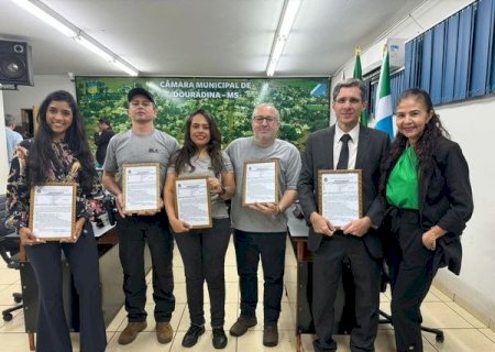 POLICIAIS CIVIS DO SIG E DEPAC SÃO HOMENAGEADOS POR ESCLARECIMENTO DE CRIME BÁRBARO OCORRIDO NA CIDADE DOURADINA