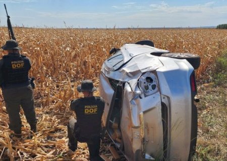 MOTORISTA CAPOTA CARRO CARREGADO DE DROGA DURANTE TENTATIVA DE FUGA