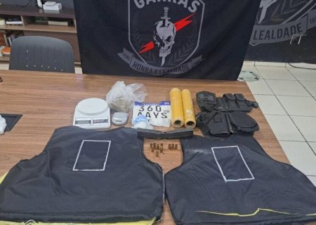 POLÍCIA APREENDE DROGAS, MUNIÇÕES E COLETE BALÍSTICO EM RESIDÊNCIA DE GRUPO CRIMINOSO