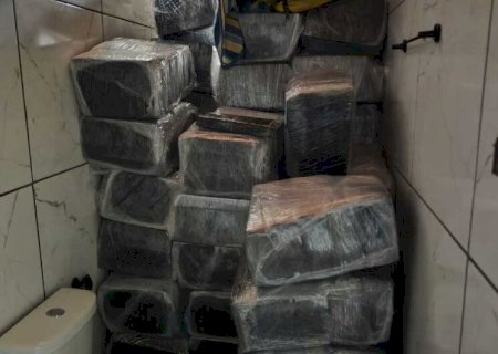 COM BANHEIRO LOTADO DE DROGAS E CARRO ADULTERADO NO QUINTAL, CASAL É PRESO ENQUANTO DORMIA