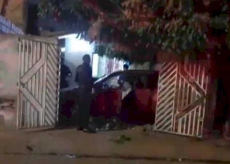AGIOTA É BALEADO, PERDE CONTROLE DO CARRO E INVADE CASAS