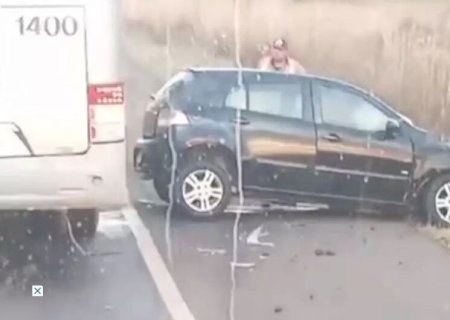CONDUTOR MORRE AO BATER CARRO CONTRA CAMINHÃO BOIADEIRO