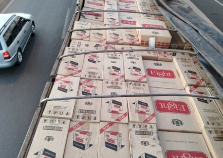 PRF APREENDE 960 MIL MAÇOS DE CIGARROS EM CAMINHÃO