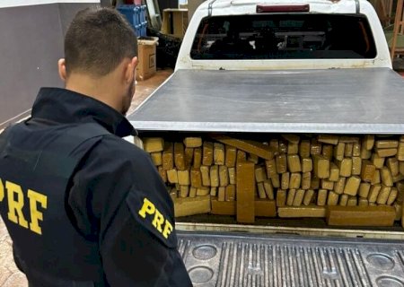 PRF APREENDE UMA TONELADA DE MACONHA E RECUPERA CAMINHONETE