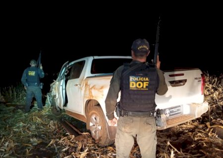 HILUX COM PLACA FALSA É APREENDIDA APÓS SER ABANDONADA EM LAVOURA