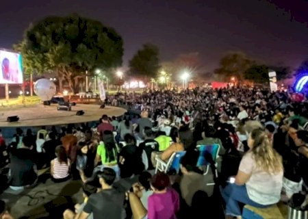 CINEMA AO AR LIVRE LEVA CENTENAS DE PESSOAS AO PARQUE ANTENOR MARTINS