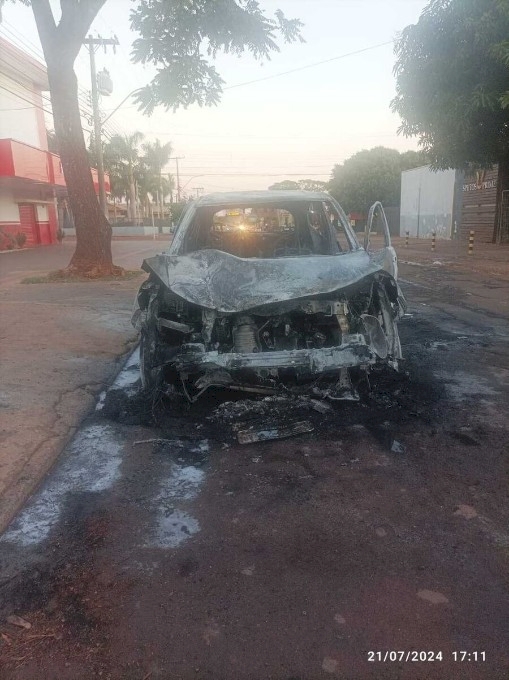 VEÍCULO INCENDIADO É ABANDONADO EM VIA PÚBLICA NO BNH 4º PLANO