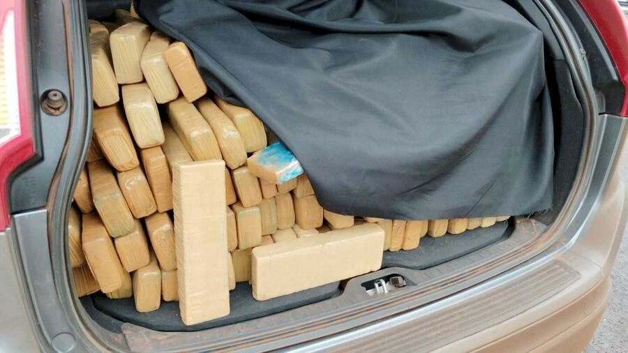 HOMEM FOGE APÓS ACIDENTE NA MONTE ALEGRE E ABANDONA VOLVO CARREGADO COM MACONHA