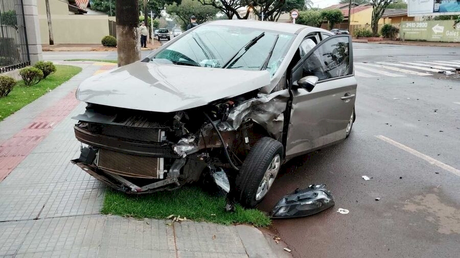 HOMEM FOGE APÓS ACIDENTE NA MONTE ALEGRE E ABANDONA VOLVO CARREGADO COM MACONHA