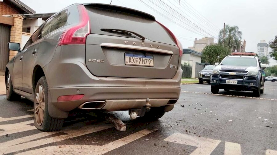HOMEM FOGE APÓS ACIDENTE NA MONTE ALEGRE E ABANDONA VOLVO CARREGADO COM MACONHA