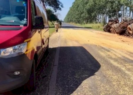 MOTORISTA TOMBA CARRETA E SOJA FICA ESPALHADA NA BR-376