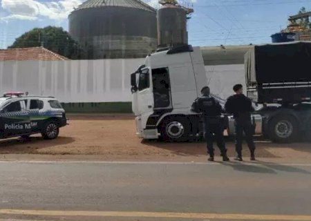 POLICIA RECUPERA CAMINHÃO ROUBADO APÓS MOTORISTA TER SIDO SEQUESTRADO