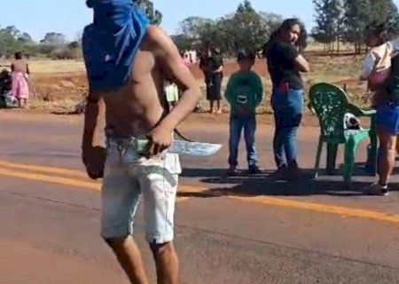 TENSÃO NA BR-463: INDÍGENAS BLOQUEIAM RODOVIA E AMEAÇAM MOTORISTA