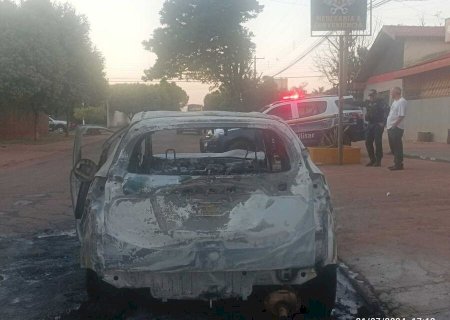 VEÍCULO INCENDIADO É ABANDONADO EM VIA PÚBLICA NO BNH 4º PLANO