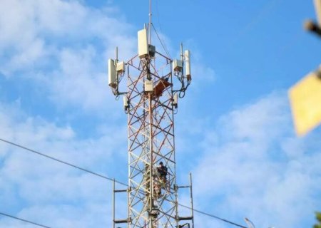 HOMEM QUE SUBIU EM TORRE E ATACOU BOMBEIROS DESCE APÓS 15H DE NEGOCIAÇÕES