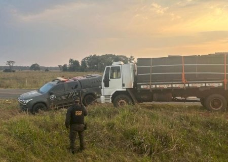 CAMINHÃO É RECUPERADO APÓS MOTORISTA FUGIR DA POLÍCIA E ABANDONAR VEÍCULO