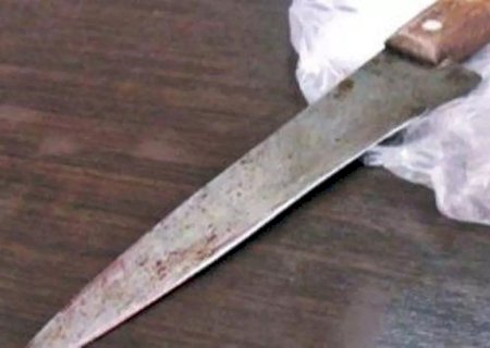 HOMEM ESFAQUEIA MULHER QUE TINHA A FILHA DE 11 MESES NOS BRAÇOS