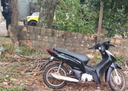 MOTO FURTADA NO DOMINGO É ENCONTRADA ABANDONADA EM TERRENO BALDIO