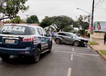 HOMEM FOGE APÓS ACIDENTE NA MONTE ALEGRE E ABANDONA VOLVO CARREGADO COM MACONHA