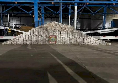 PF APREENDE MAIS DE 600 QUILOS DE COCAÍNA ESCONDIDA EM ASSOALHO DE CAMINHÃO