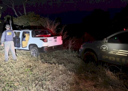 MOTORISTA FOGE DE ABORDAGEM, SAI DA PISTA E ABANDONA UTILITÁRIO COM 301KG DE MACONHA