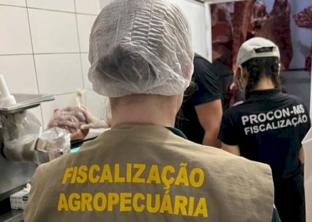 PROCON FECHA AÇOUGUE DE MERCADO, APREENDE CIGARROS E BEBIDAS