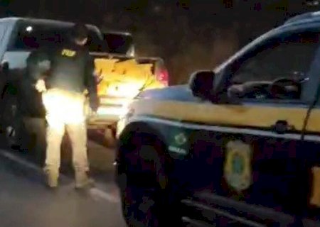POLÍCIA RECUPERA CAMINHONETE FURTADA E APREENDE QUASE 1T DE DROGA