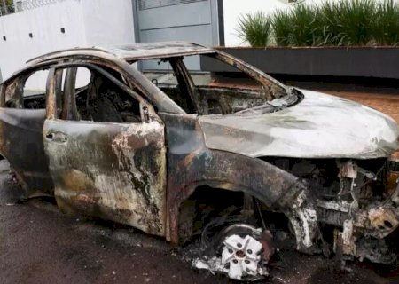 CARRO USADO POR ATIRADOR É ENCONTRADO QUEIMADO A 8 KM DE LOCAL DE EXECUÇÃO