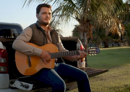 CANTOR DOURADENSE LANÇA PRIMEIRO SINGLE MUSICAL: 'TOMEI UM PORRE'