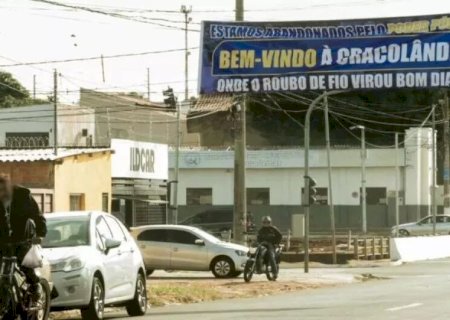 HOMEM É ESFAQUEADO APÓS FAIXA COBRANDO SEGURANÇA SER INSTALADA