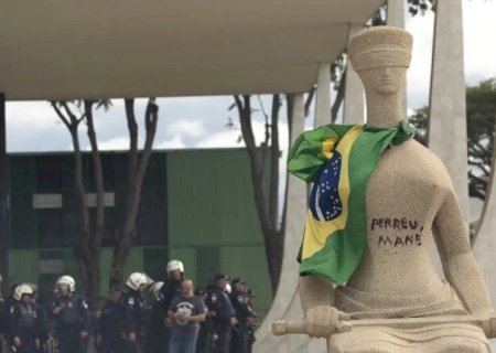 PGR DENUNCIA MULHER QUE ESCREVEU 'PERDEU, MANÉ' EM ESTÁTUA NO STF