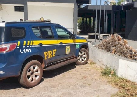 POLÍCIA APREENDE CAMINHÃO QUE TRANSPORTAVA 104 QUILOS DE COCAÍNA