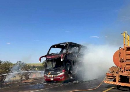 ÔNIBUS DE PASSAGEIROS PEGA FOGO NA BR-163