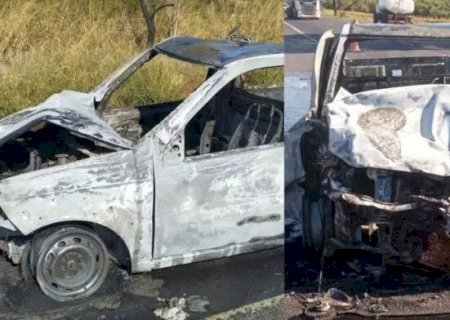 FIAT STRADA PEGA FOGO APÓS BATER EM CARRETA-TANQUE COM 60 MIL LITROS DE ETANOL