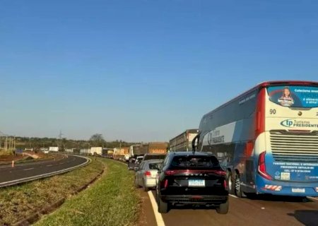 ACIDENTE ENTRE TRÊS VEÍCULOS DEIXA DUAS PESSOAS PRESAS ÀS FERRAGENS