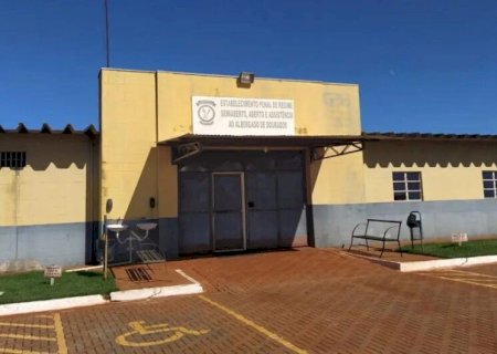 POLÍCIA APREENDE CELULARES E DROGAS QUE SERIAM ARREMESSADOS PARA PRESÍDIO