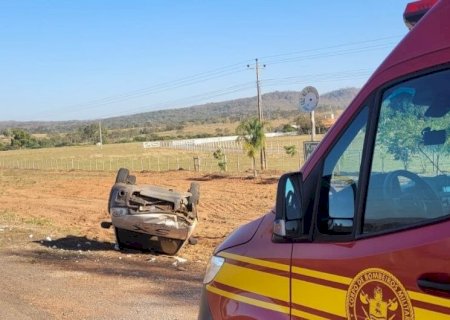 VEÍCULO CAPOTA COM DUAS PESSOAS EM RODOVIA DE MS