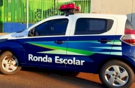 FILHO FAZ APOLOGIA AO CRIME EM PROVA, É SUSPENSO E MÃE FAZ PISEIRO EM ESCOLA