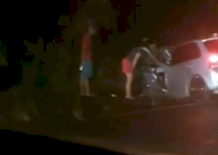 MOTORISTA BÊBADA TENTA ULTRAPASSAGEM, 'RODA' NA PISTA E 4 FICAM FERIDOS