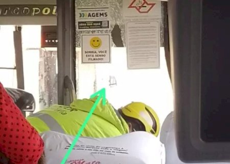 PEÇA SE DESPRENDE DE CARRETA E ATINGE CRIANÇA QUE ESTAVA EM ÔNIBUS